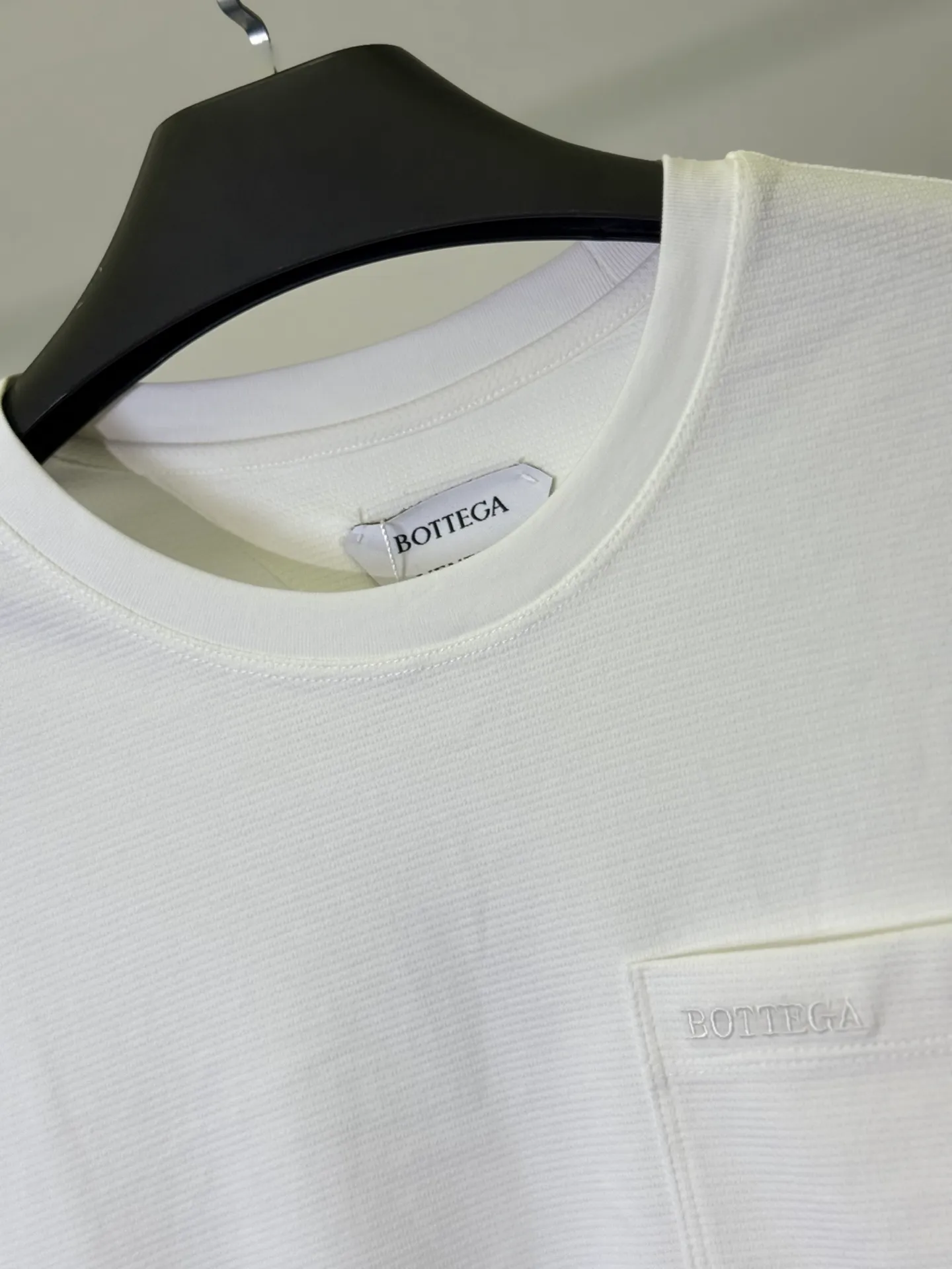 💋 Bottega Veneta Pocket Embroidered White T-shirt puts the relaxed Italian minimalist aesthetics into this refreshing white T-shirt. The iconic pocket design is paired with low-key embroidery, and the contrasting webbing details on the side are low-key yet rich in texture on a pure white background. It is a taste that knowledgeable people can get at a glance. Select heavyweight high-count cotton material, which is as soft as clouds, draped and stylish, and the upper body has an "expensive sense of relaxation". The neat and slightly loose version is suitable for daily outings and light business commuting. A white T-shirt can keep you cool and decent in all occasions. M-3XL